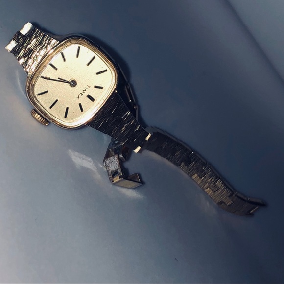 RARE women’s VINTAGE TIMEX WATCH ANTIQUE - Picture 6 of 6